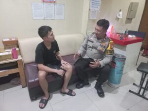 Bhabinkamtibmas Sambangi Warganya Malam Hari Di RW 08 Kelurahan Kebon Kacang