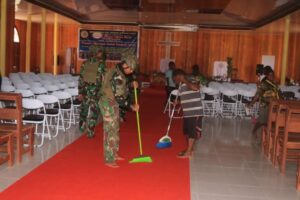 Minggu Kasih, Prajurit Buaya Putih Ajak Masyarakat Bersihkan Gereja