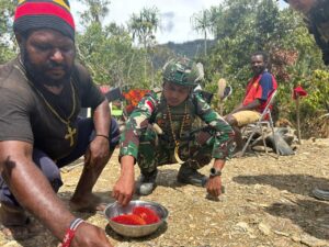 Patroli Sambangi Honai Warga, Bangun Keakraban dengan Masyarakat Papua
