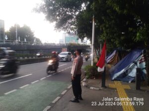 Pengaturan Arus Lalu Lintas Pagi Hari, Polsek Senen Berikan Keamanan Bagi Pengguna Jalan