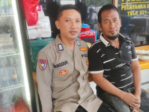 Anggota Binmas Berikan Imbauan Ke Pedagang Kali Lima