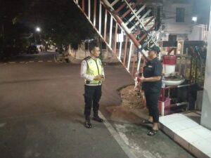 Patroli Malam Hari Aipda Wisnu Saputra Sampaikan Imbauan Kamtibmas