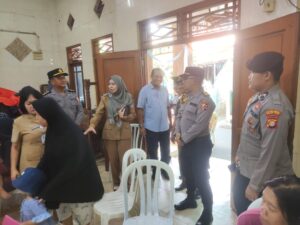 Pencangan PIN (Pekan Imunisasi Nasional) Polio Di Pos Sekretariat RW 01 Kelurahan Galur