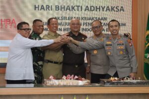 Kapolres dan Forkopimko Jakut Beri Surprise Hari Bakti Adhyaksa ke-64 di Kejari