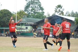 Pangkostrad Adu Skill Sepak Bola Dengan Pangdivif 2 Kostrad di Yonif 514 Kostrad