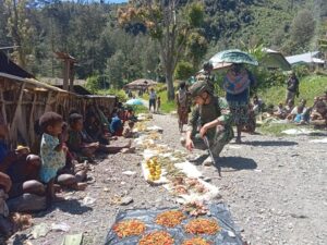 Prajurit Yonif 323 Buaya Putih Borong Hasil Tani Masyarakat Beoga