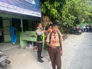 Aiptu Yuswanto Sampaikan Imbauan Kepada Pelajar Yang Pulang Sekolah