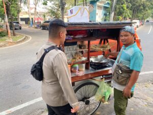 Anggota Unit Binmas Sampaikan Imbauan Kamtibmas Ke Penjual Keliling
