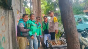 Bhabinkamtibmas Kelurahan Johar Baru Patroli Dialogis dan Sambang Ke Komunitas Ojol