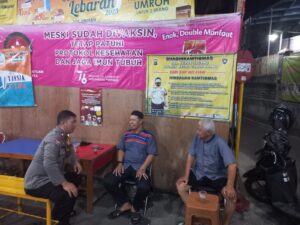 Aiptu Suhartono Sambangi Warganya Malam Hari Di RW 06 Kelurahan Kebon Kacang