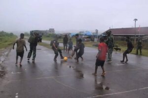 Sambut Hari Anak Nasional, Kesatria Mayangkara Bermain Sepak Bola Bersama Anak – Anak Kenyam