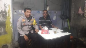Patroli Wilayah Bhabinkamtibmas Tanah Tinggi Sambang Ke Pos Kamling RW 02