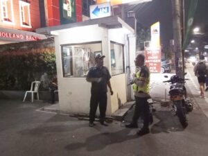Patroli Wilayah Malam Hari Aiptu Prayogo Singgah Di Pos Kamling