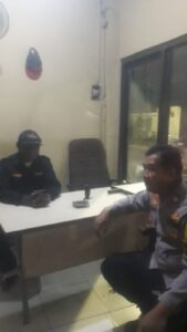 Patroli Dialogis Malam Hari Bhabinkamtibmas Tanah Tinggi Sambang Ke Pos Kamling RW 06