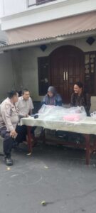 Bhabinkamtibmas Patroli Dialogis Siang Hari Dan Sambangi Pemukiman RW 02 Kelurahan Petamburan