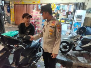 Briptu M Iqbal Patroli Pemukiman Sambangi Warga RW Kelurahan Tanah Tinggi
