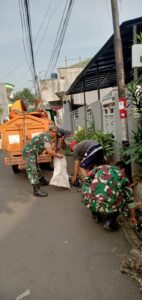 Babinsa Koramil Duren Sawit Bersama PPSU Bersihkan Lingkungan