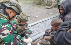Aksi Cepat Prajurit Yonif 432 Kostrad Berikan Pertolongan Pertama pada Anak di Distrik Dal, Papua Pegunungan