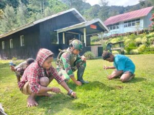 Jaga Rumah Ibadah, Satgas Yonif 323 Buaya Putih Bersama Masyarakat Bersihkan Rumah Ibadah