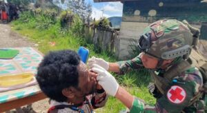 Dedikasi Satgas Yonif 323 Kostrad Gelar Pengobatan Gratis di Pedalaman Papua