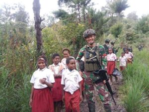 Satgas Yonif 509 Kostrad Kembali Berikan Perhatian Kepada Masyarakat yang Melintas ke Kota Sugapa, Intan Jaya, Papua