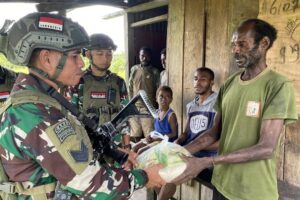 Satgas Yonif 503 Kostrad Bagikan Paket Sembako