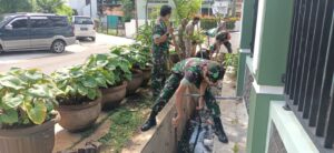 Menjaga Kebersihan Saluran Air, Babinsa Koramil Jatinegara Giat Kerja Bakti