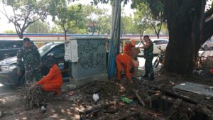 Peduli Lingkungan, Babinsa Matraman Bersama Petugas Kebersihan Bersihkan Lingkungan