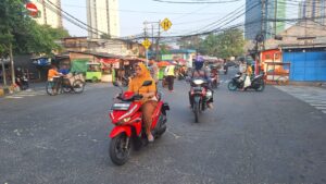 Unit Samapta Polsek Kemayoran Melaksanakan Pengaturan Lalu Lintas