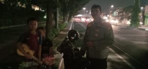 Petugas Patroli Berikan Bantuan Kepada Anak Kecil Yang Lagi Ngamen