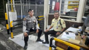 Ciptakan Kamtibmas Petugas Patroli Dini Hari Di Gedung Gramedia Kompas
