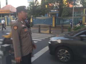 Pengaturan Arus Lalu Lintas Pagi Hari Depan Sekolah SMP Percik