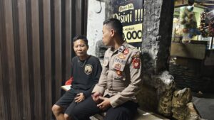 Patroli Dialogis Tengah Malam Anggota Patroli Berikan Imbauan kepada Warga.