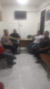 Anggota Binmas Sambang Dialogis, Kunjungan dan Temui Ketua RW di Pos Sekretariat RW 08 Tanah Tinggi