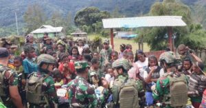 Satgas Yonif 323 Kostrad Bagikan Pakaian untuk Masyarakat Sinak