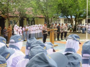 Brimob Aceh Gelar Saweu Sikula Di SMA Negeri 1 Seunagan