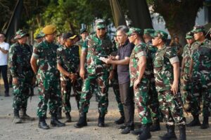 Wakasad Uji Coba Penembakan Roket MLRS Astros Yonarmed 1 Kostrad di Situbondo