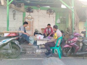 Bhabinkamtibmas Kelurahan Kemayoran Melaksanakan Kegiatan Sambang Dan Patroli Dialogis
