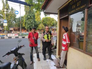 Patroli Pemukiman Aipda Rasminto Sampaikan Imbauan Kamtibmas Ke Petugas Keamanan Lingkungan