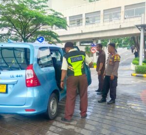 Patroli Dialogis Dan Kunjungan Apartemen Park Royal Oleh Bhabinkamtibmas