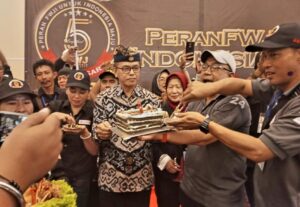 Dewan Pembina  Forum Wartawan Jaya Indonesia (FWJI) Ir Agung Karang menerima Kue Tart ulang tahun ke 5 FWJI dari Ketum FWJI Mustofa Hadi Karya (Opan)