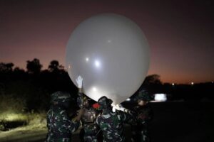 Puncak Latbakjatratnis TA. 2024, Yonarmed 1 Kostrad Luncurkan 296 Roket di Bumi Situbondo