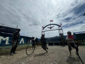 Ceria dan Bersemangat, Satgas Yonif 509 Kostrad Bermain Bersama Anak-Anak Papua di Tk. Kodim Persiapan