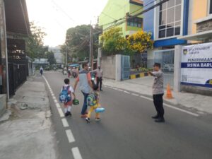 Unit Samapta Polsek Kemayoran Melaksanakan Pengaturan Lalu Lintas