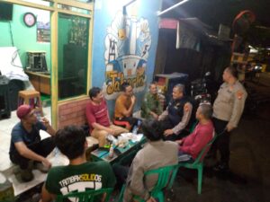 Akp Irawan Junaedi Patroli Dialogis Ke Pos Kamling Rw. 06 Kelurahan Pegangsaan