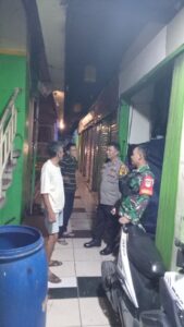 Bhabinkamtibmas Dan Babinsa Kelurahan Karet Tengsin Patroli Mobile Di Pemukiman RW 09