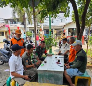 Tingkatkan Keamanan Lingkungan, Sertu Bambang Komsos bersama Security