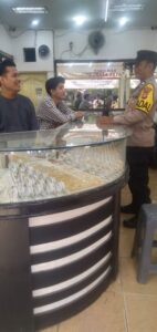 Patroli Dialogis Kapolsubsektor Galur Berikan Imbauan Kepada Pemilik Toko Emas.