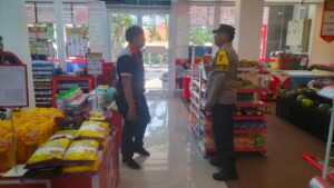 Patroli Wilayah dan Sambang Dialogis Bhabinkamtibmas Johar Baru Berikan Imbauan Kepada Karyawan Alfamidi