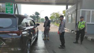 Patko Unit Sabhara Polsek Metro Tanah Abang Berikan Imbauan Kepada Petugas Pamdal Di Pintu Belakang Gedung MPR/DPR/DPD RI